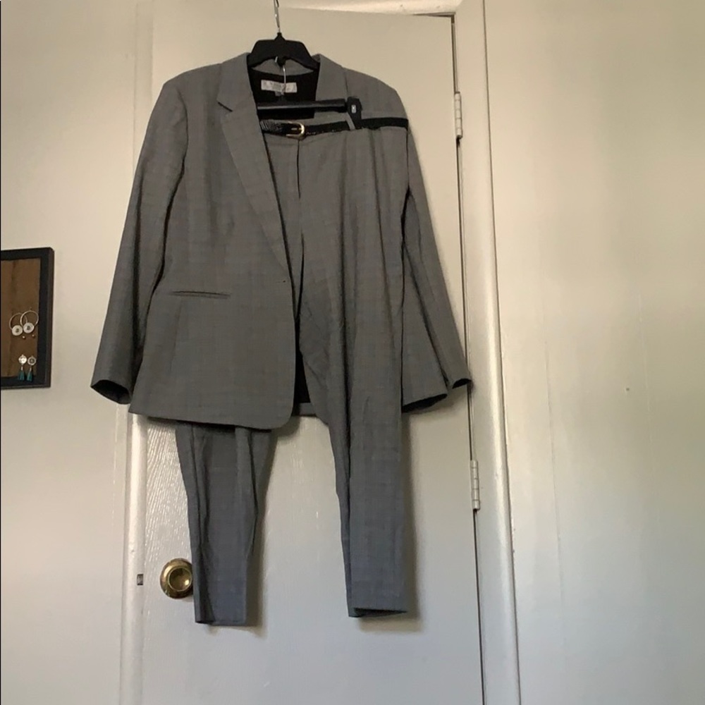 TAHARI Two-Piece Suit, Size 16, Barely Worn